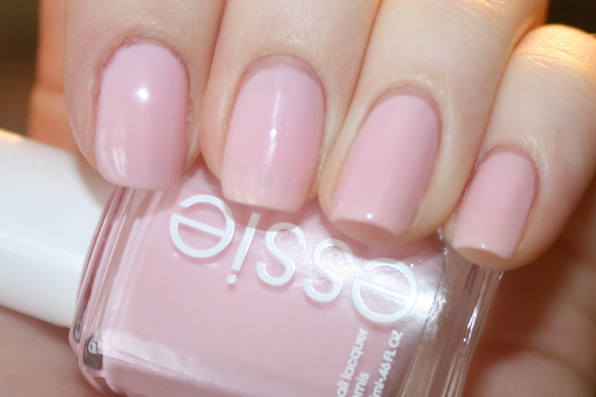 Прозрачно розовый лак. Розовые лаки Эсси. Essie лак для ногтей 17. Лак Essie полупрозрачный. Розовый лак для ногтей Essie.