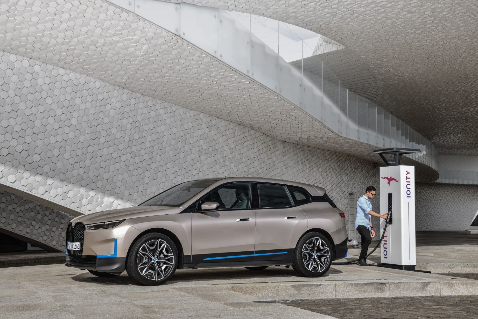 概念車成真〡BMW新旗艦電動車iX亮相 科技感強料成寶馬奔向未來之作 概念車成真〡BMW新旗艦電動車iX亮相 科技感強料成寶馬奔向未來之作-automobile-BMW