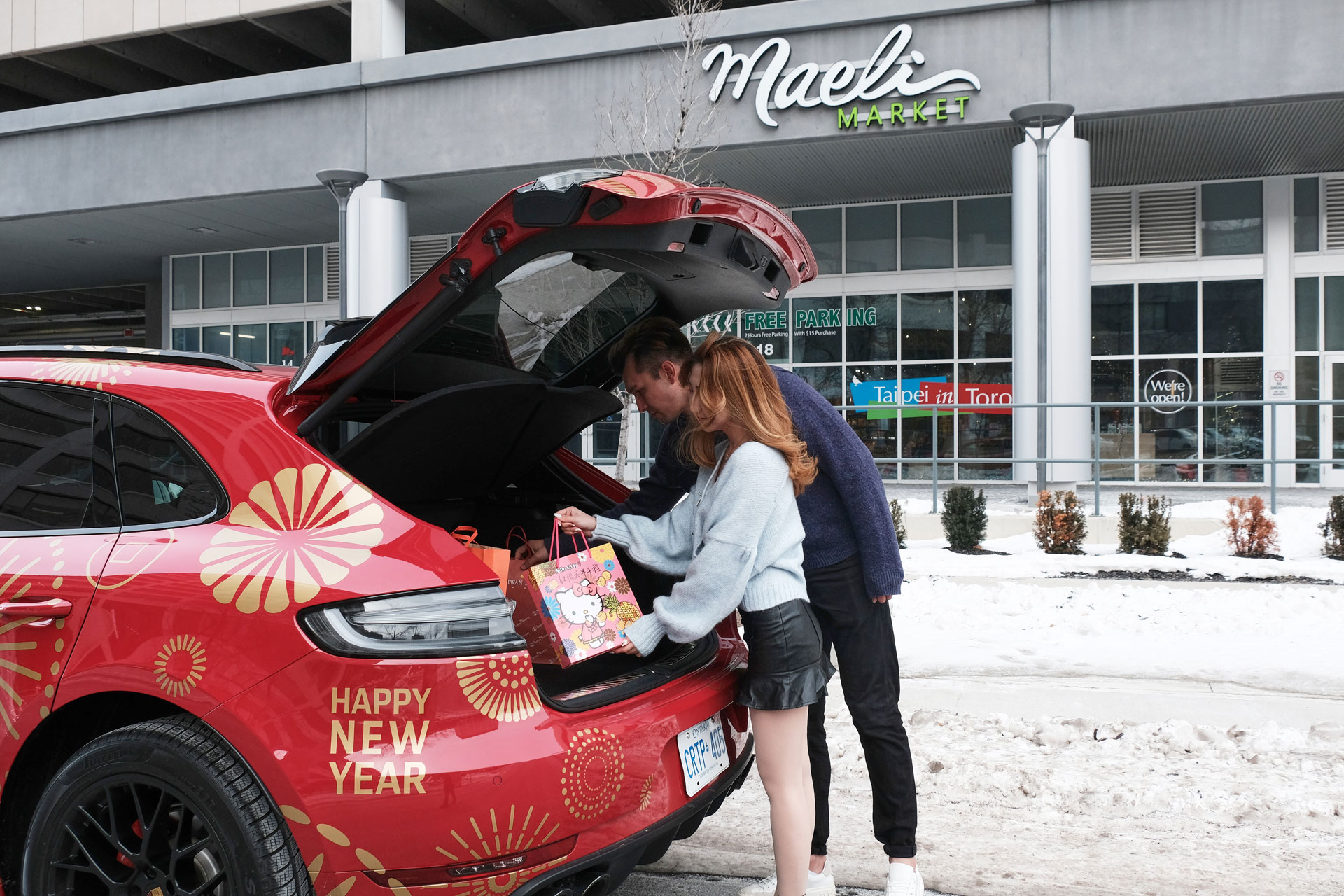 開着 Porsche Macan GTS 過牛年!Maeli Market, 你想要的年貨都能買到! 開着 Porsche Macan GTS 過牛年!Maeli Market, 你想要的年貨都能買到!-enroll_model-Porsche
