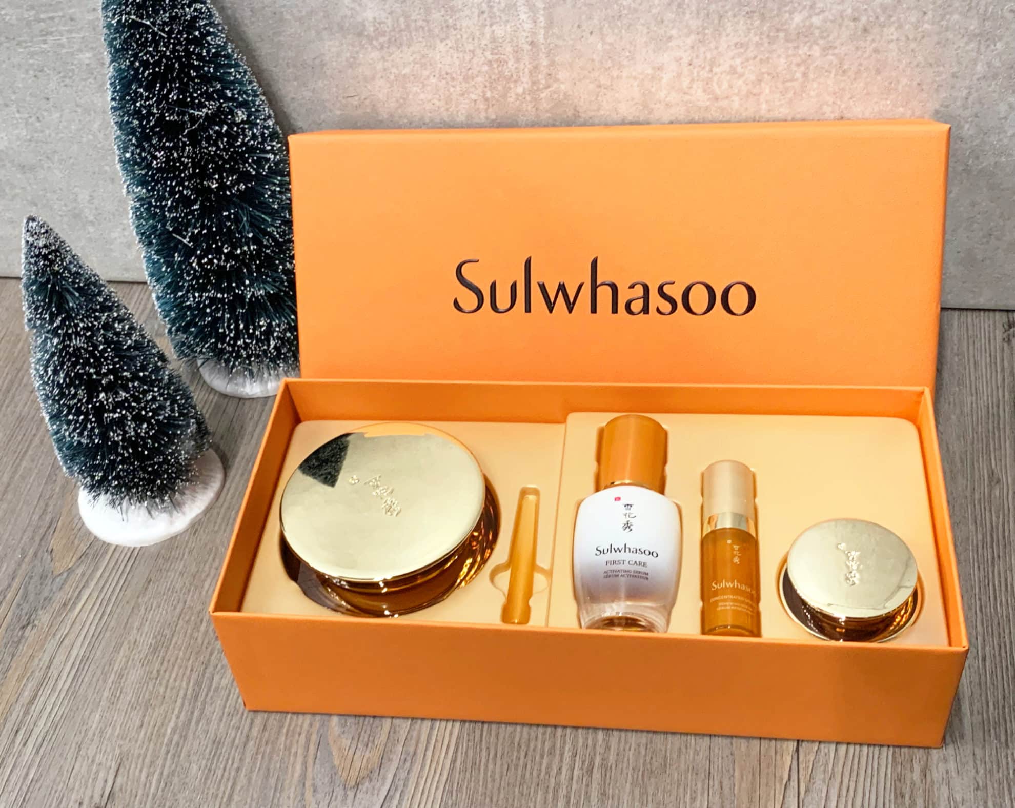 雪花秀禦時緊顏參養面霜特別套裝
Concentrated Ginseng Renewing Cream Set